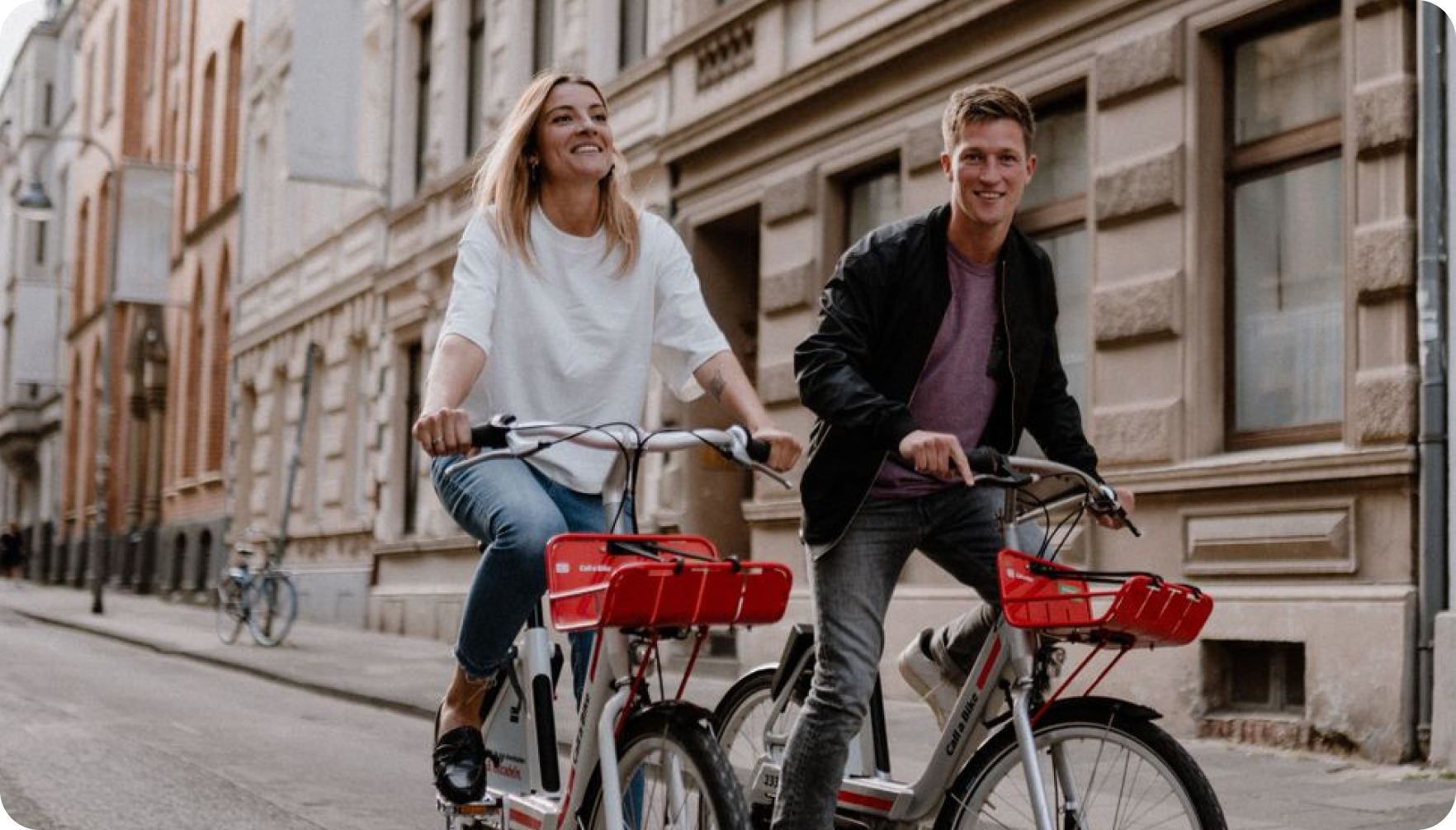 Couple on the go with rental bikes – DB Call a Bike