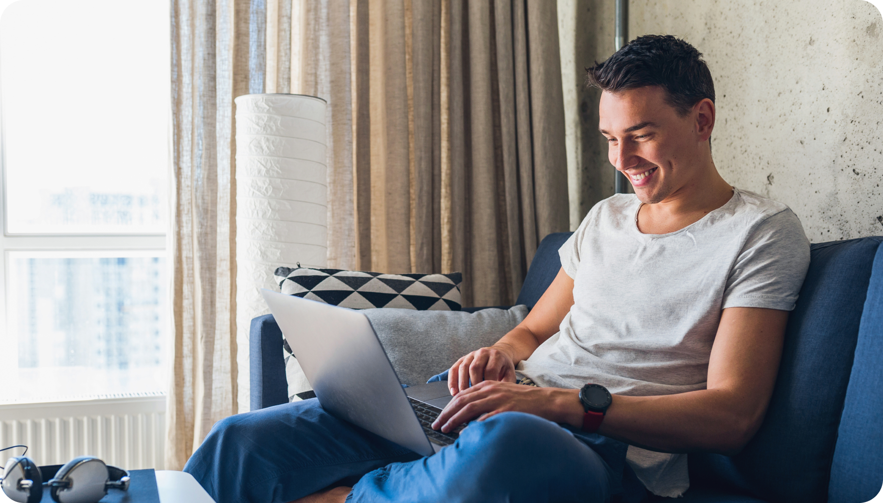 Student sitting on a sofa with a laptop – ETH Zurich