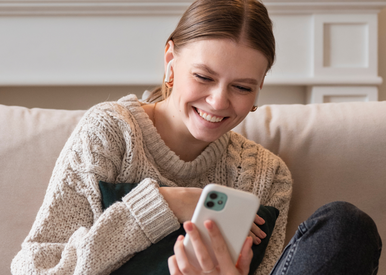 Woman that holds a Smartphone