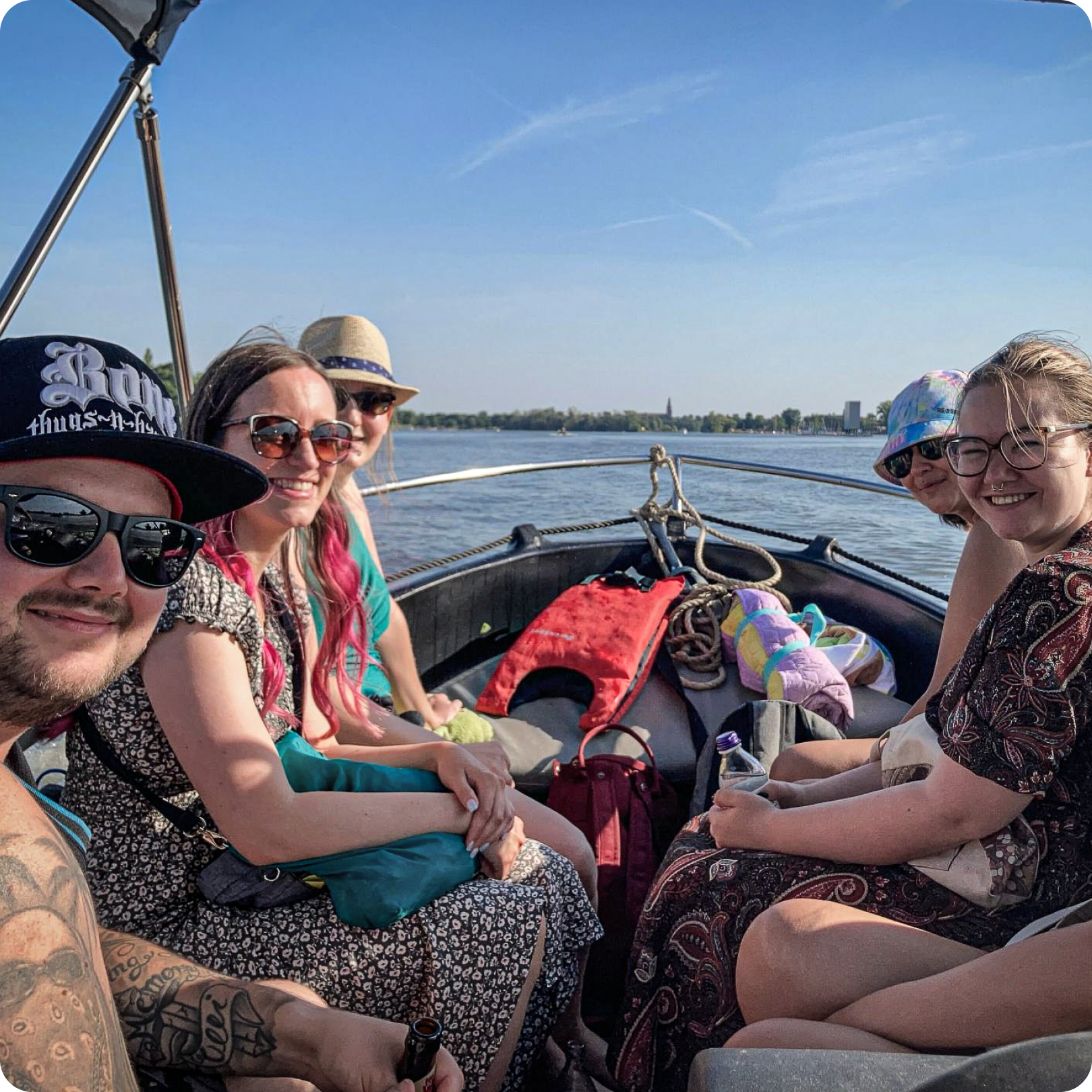 OMQ Team boat tour