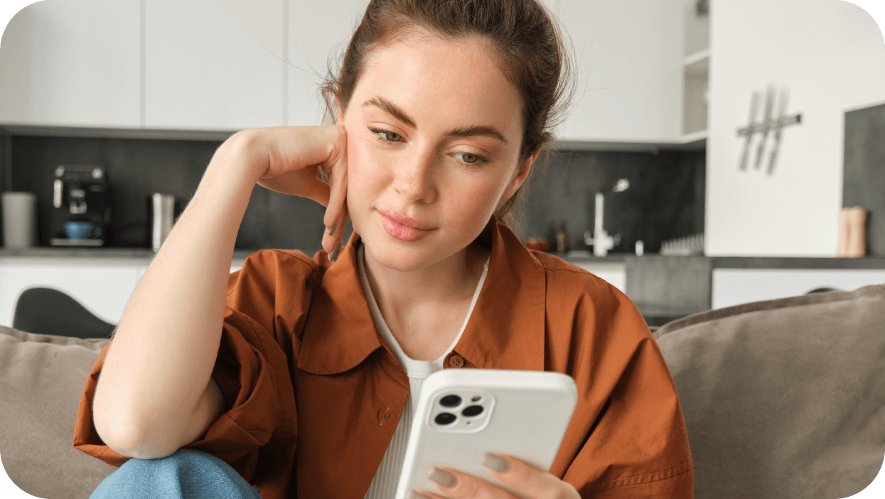 Frau mit einem Smartphone in der Hand